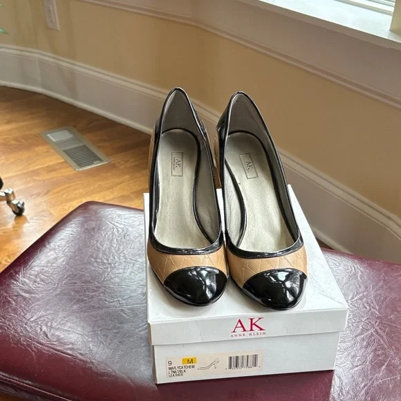 Anne Klein Black and Tan Heels - Picture 12 of 13